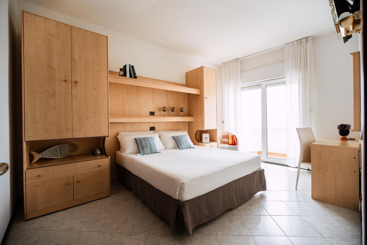 Standard Doppel- oder Zweibettzimmer mit seitlichem Meerblick