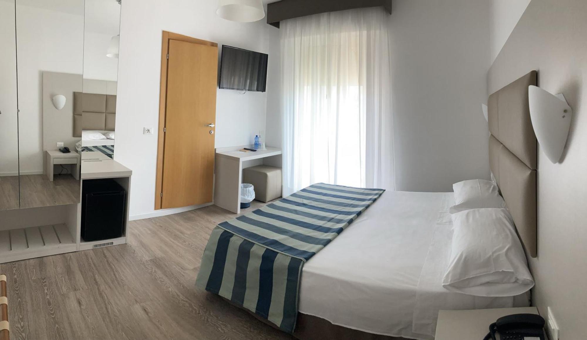 Superior Double or Twin Room Lateral Sea View,1498831075:JPEG