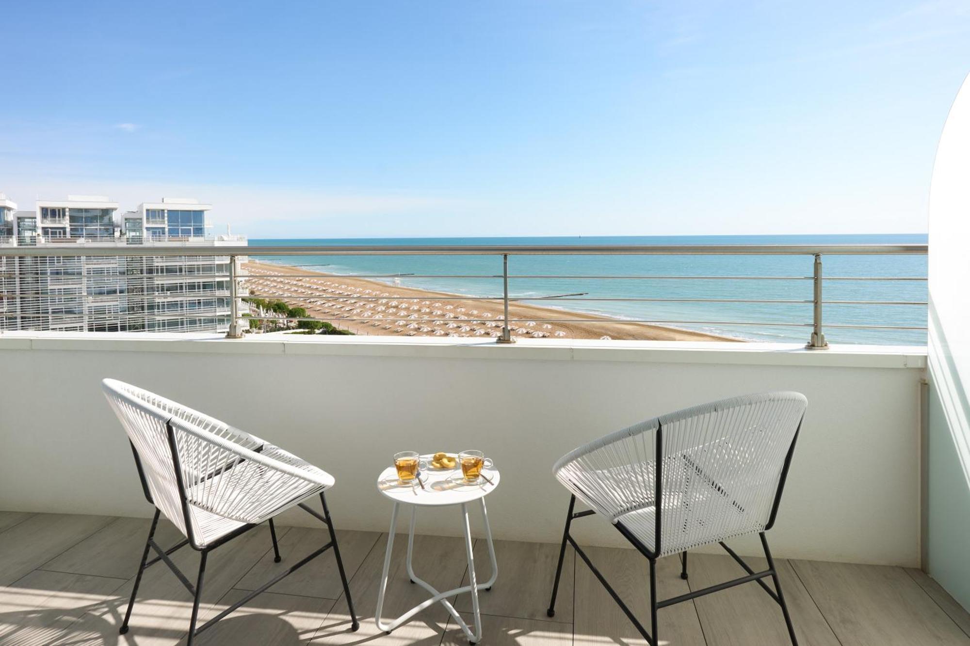 Double or Twin Room Sea View High Floor