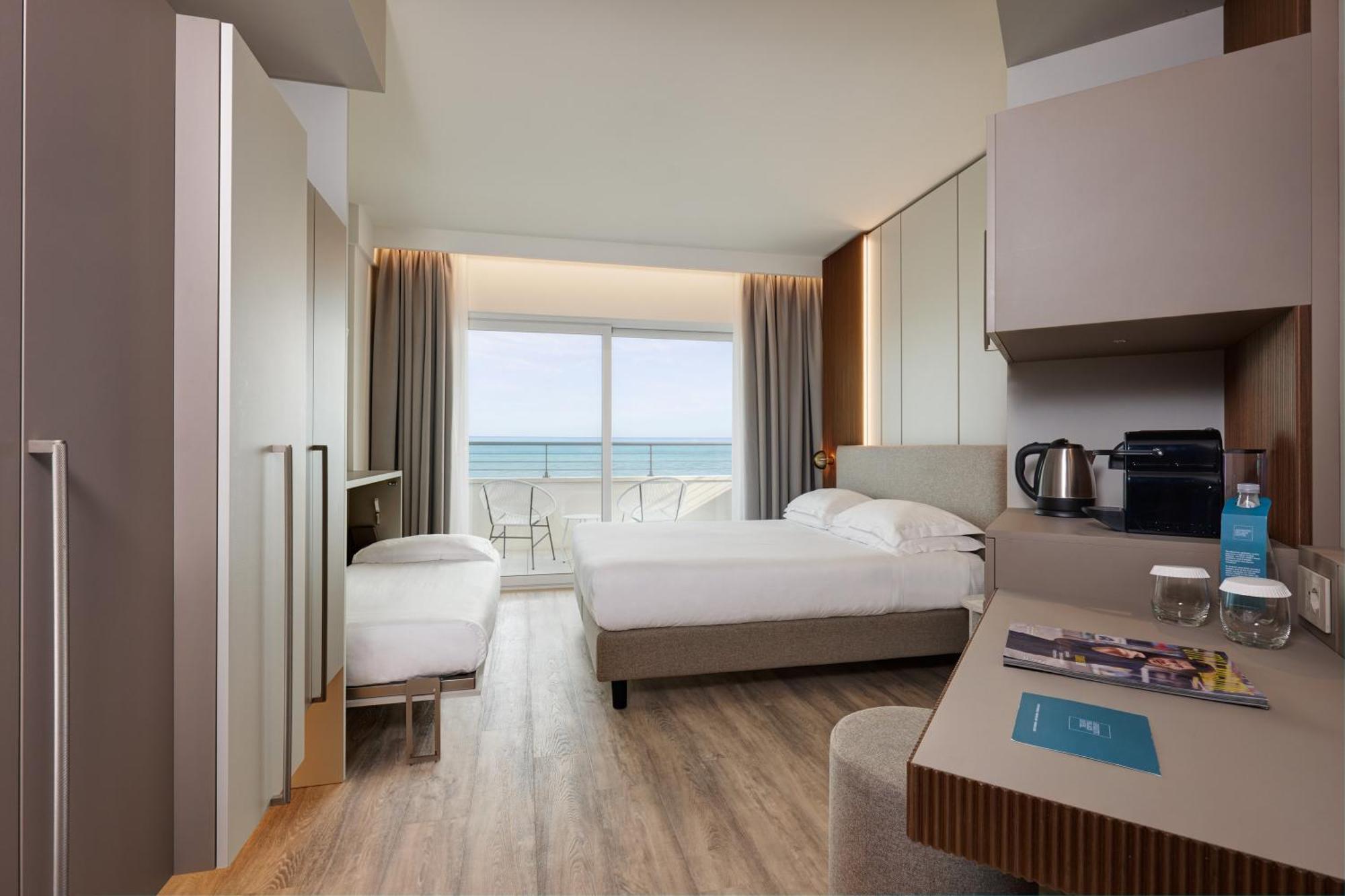 Double or Twin Room Sea View High Floor